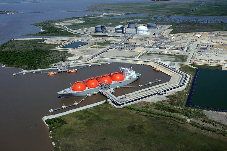 Foto: Gesco: Drohnenaufnahme von einem industriellen und Hafen Gebiet