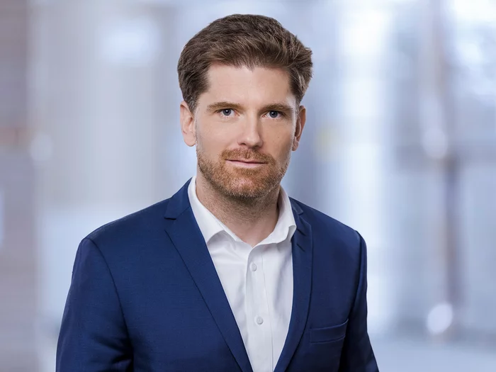 Foto: Gesco: Portrait Foto von einem Mann in blauen Anzug