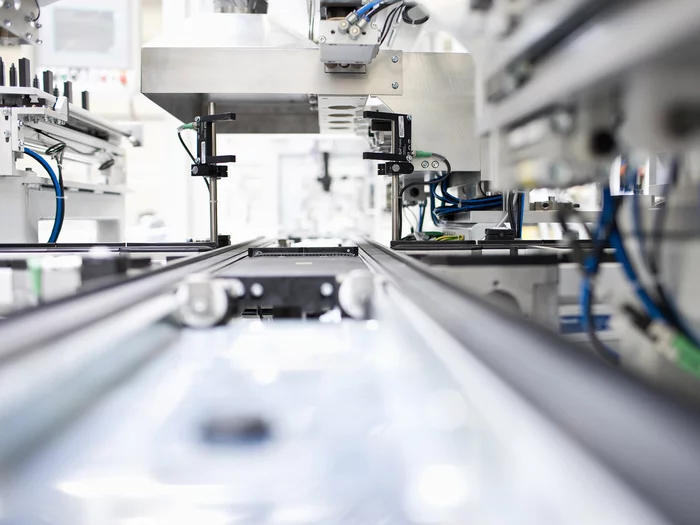 Foto: Gesco: Nahaufnahme einer industriellen Produktionsstrasse