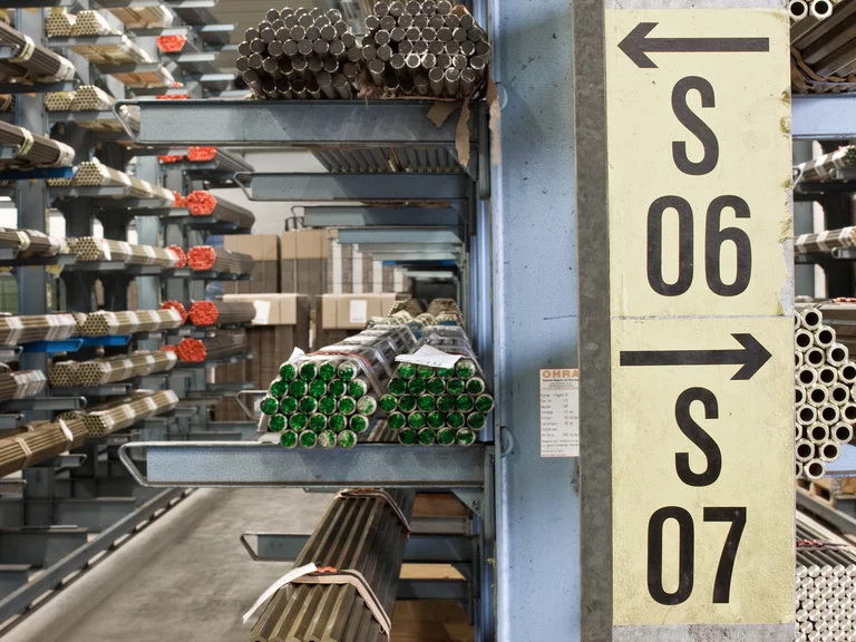 Foto: Gesco: Industrielle Lagerhalle, Regale bewahren gebundene Metallstreben