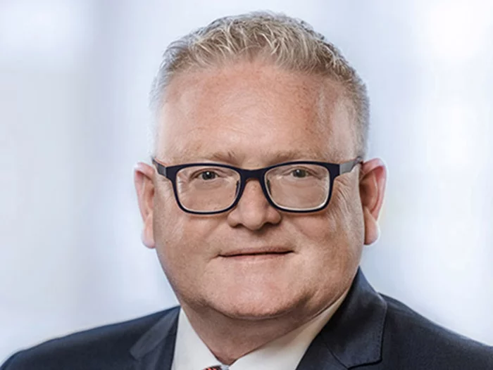 Foto: Gesco: Portrait Foto von einem aelteren Mann mit Brille in Anzug