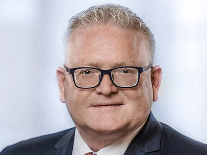 Foto: Gesco: Portrait Foto von einem aelteren Mann mit Brille in Anzug